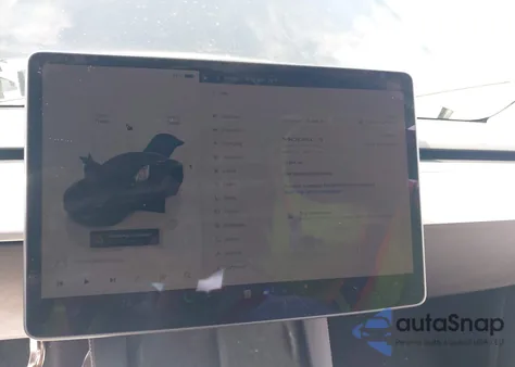 2024 Tesla Model Y Long Range Dual Motor All-Wheel Drive z USA, uszkodzony, nr VIN 7SAYGDEE4RF161429